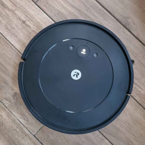 Roomba ESSENTIAL Q012020 vacuum robot with charger base - Picture 5 of 5